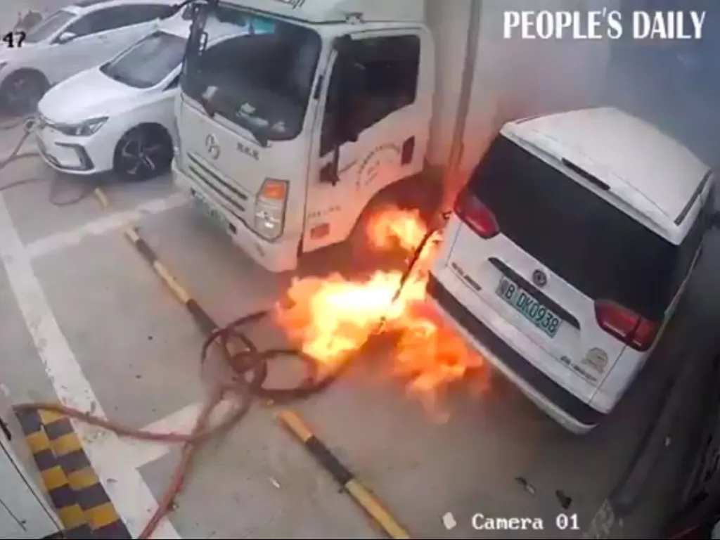Kejadian ketika sebuah mobil terbakar saat sedang dicas (Twitter/@PDChina)