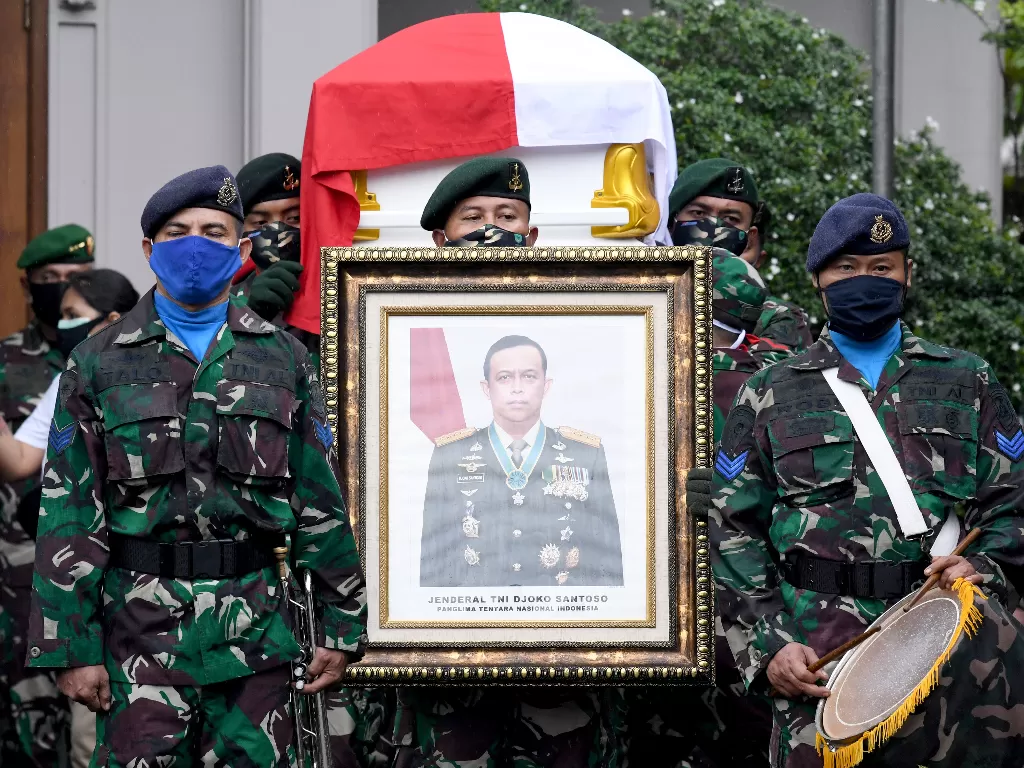 Sejumlah prajurit TNI mengusung peti jenazah dari Jenderal TNI (Purn) Djoko Santoso saat upacara pelepasan di rumah duka kawasan Bambu Apus Raya, Jakarta Timur, Minggu (10/5/2020). (Foto: ANTARA/M Risyal Hidayat)