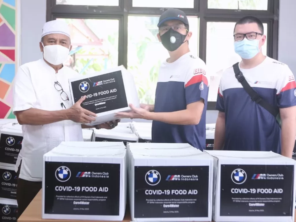 Penyerahan donasi BMW dan MOCI pada perwakilan masyarakat di Jakarta Barat (Dok.MOCI)