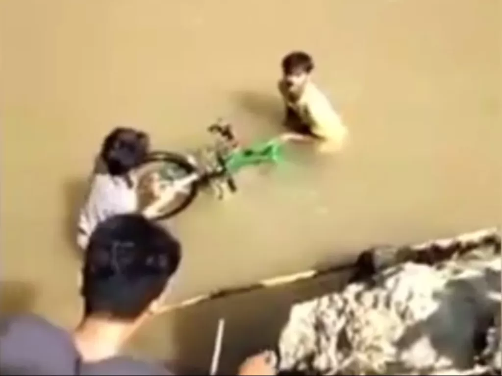 Tampilan motor joki balapan liar yang dibuang ke sungai oleh polisi. (SS/Instagram/@newdramaojol.id)