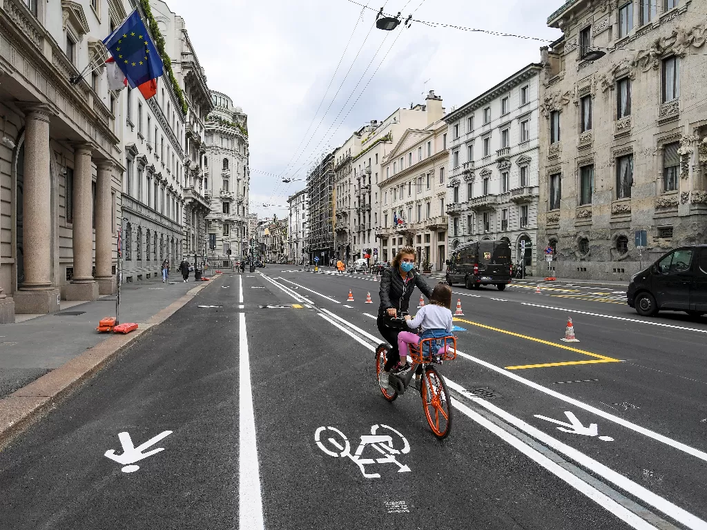 Sebagian ruas jalan di Milan sudah dibuatkan skema untuk mengurangi kendaraan bermotor. (REUTERS/Daniele Mascolo)