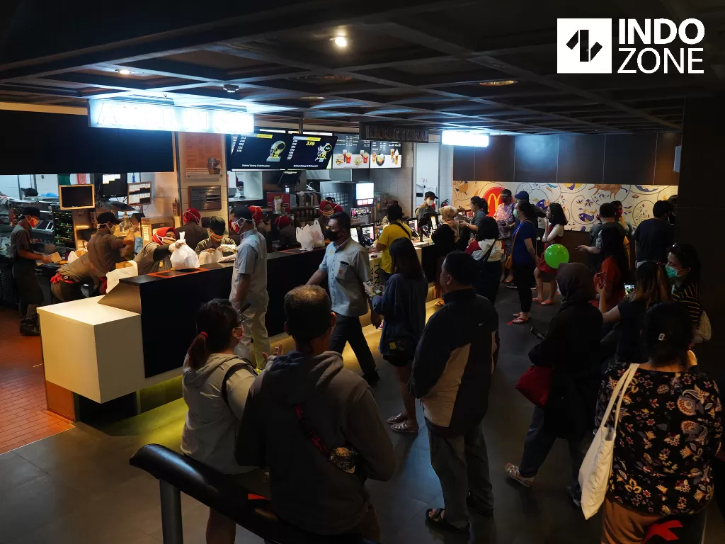 Pengunjung antre membeli makanan cepat saji McDonald's, kompleks pusat perbelanjaan Sarinah, Jakarta, Minggu (10/5/2020). (INDOZONE/Arya Manggala)