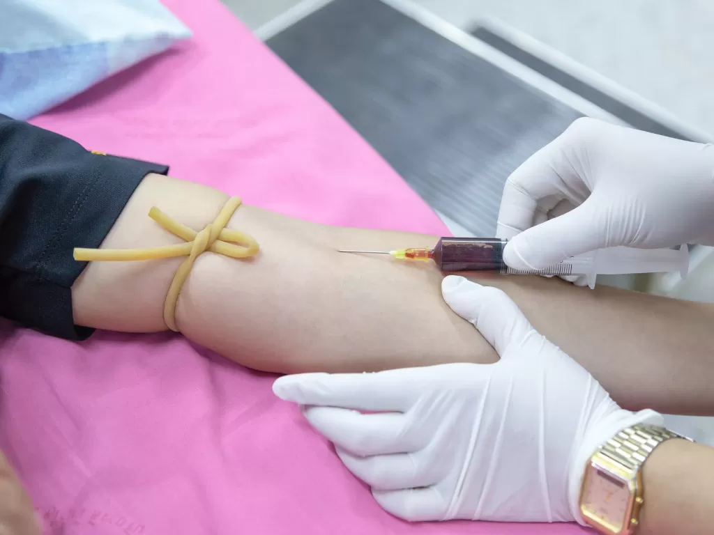 Ilustrasi donor darah saat sedang berpuasa (Pexels/Amornthep Srina)