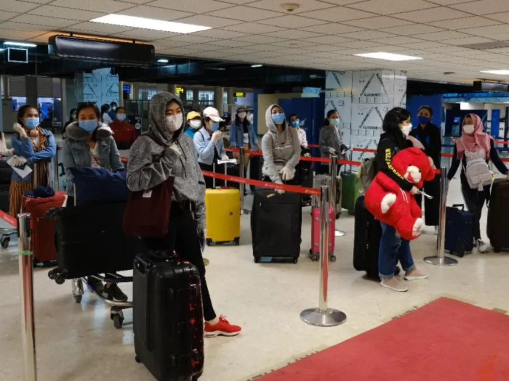 Sejumlah Warga Negara Indonesia (WNI) antre untuk mendaftar ketika proses repatriasi WNI di Bandar Udara Internasional Colombo, Sri Lanka, Jumat (24/4/2020). (ANTARA FOTO/Lutfi Andaru)