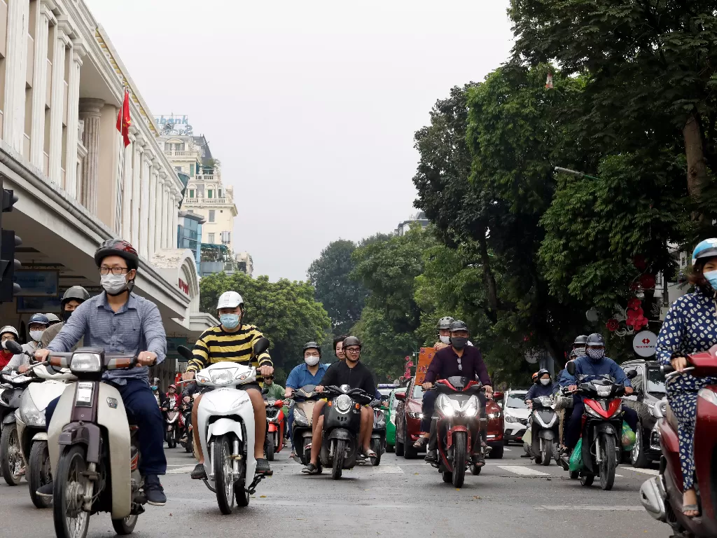 Pemotor di Hanoi, Vietnam. (REUTERS/Nguyen Huy Kham)