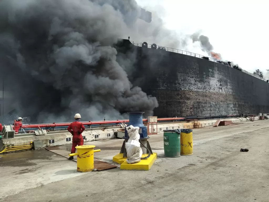 Proses pemadaman api yang membakar kapal tanker Jag Leela di Belawan, Senin (11/5/2020).