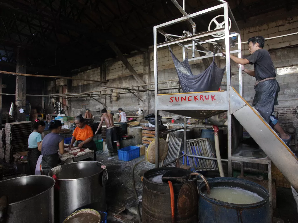 Pekerja memproduksi tahu di sebuah industri rumahan di kawasan Lebak Bulus, Jakarta. (Foto: ANTARA/Reno Esnir)