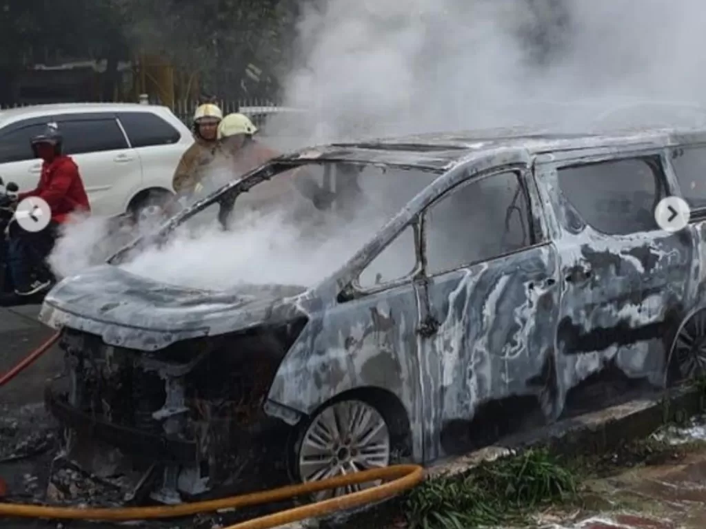 Mobil terbakar. (Foto: Instagram @jktinfo)