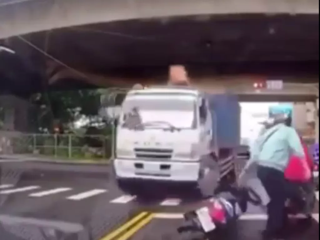 Tampilan sopir truk yang mengambil haluan ketika berbelok layaknya menabrak dua pemotor. (SS/Instagram/@agoez_bandz4)