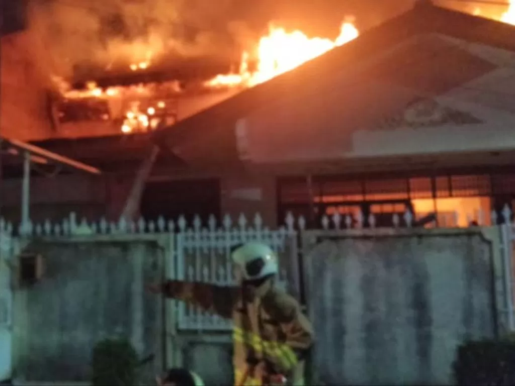 Kebakaran rumah tinggal dua lantai yang terjadi di Jalan Kakap Raya RT11/RW02 Kelurahan Jati, Kecamatan Pulogadung, Jakarta Timur, Senin (11/5/2020). (Photo/ANTARA/HO-Damkar Jakarta Timur)