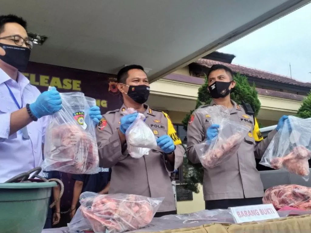 Kapolresta Bandung, Kombes Pol Hendra Kurniawan menampilkan daging babi sitaan yang menyerupai daging sapi. (ANTARA/Bagus Ahmad Rizaldi)