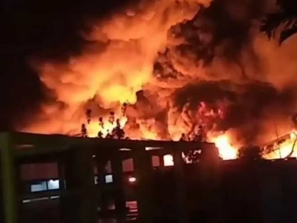 Cuplikan kebakaran pabrik plastik di Purwakarta Senin malam (11/5/2020)