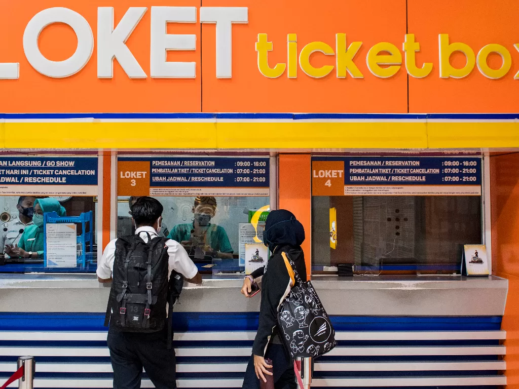 Penumpang membeli tiket Kereta Api Luar Biasa (KLB) jurusan Bandung - Surabaya Pasar Turi di Stasiun Bandung, Jawa Barat, Selasa (12/5/2020). (ANTARA/M Agung Rajasa)