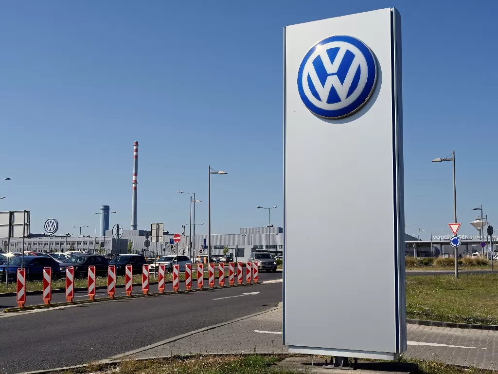Logo pabrikan Volkswagen. (REUTERS/Radovan Stoklasa)