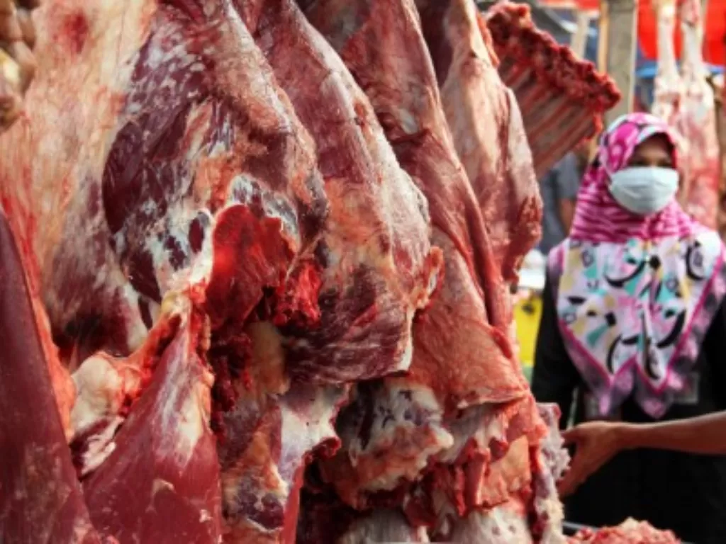 Calon pembeli memilih daging sapi pada hari meugang pertama atau meugang kecil di pasar daging tradisional Lhokseumawe, Aceh, Rabu (22/4/2020).ANTARA FOTO/Rahmad/aww.