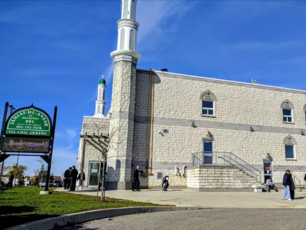 Brampton Makki Masjid, untuk pertama kali pengeras suara diizinkan untuk suara azan di Kanada. (yelp.ca)