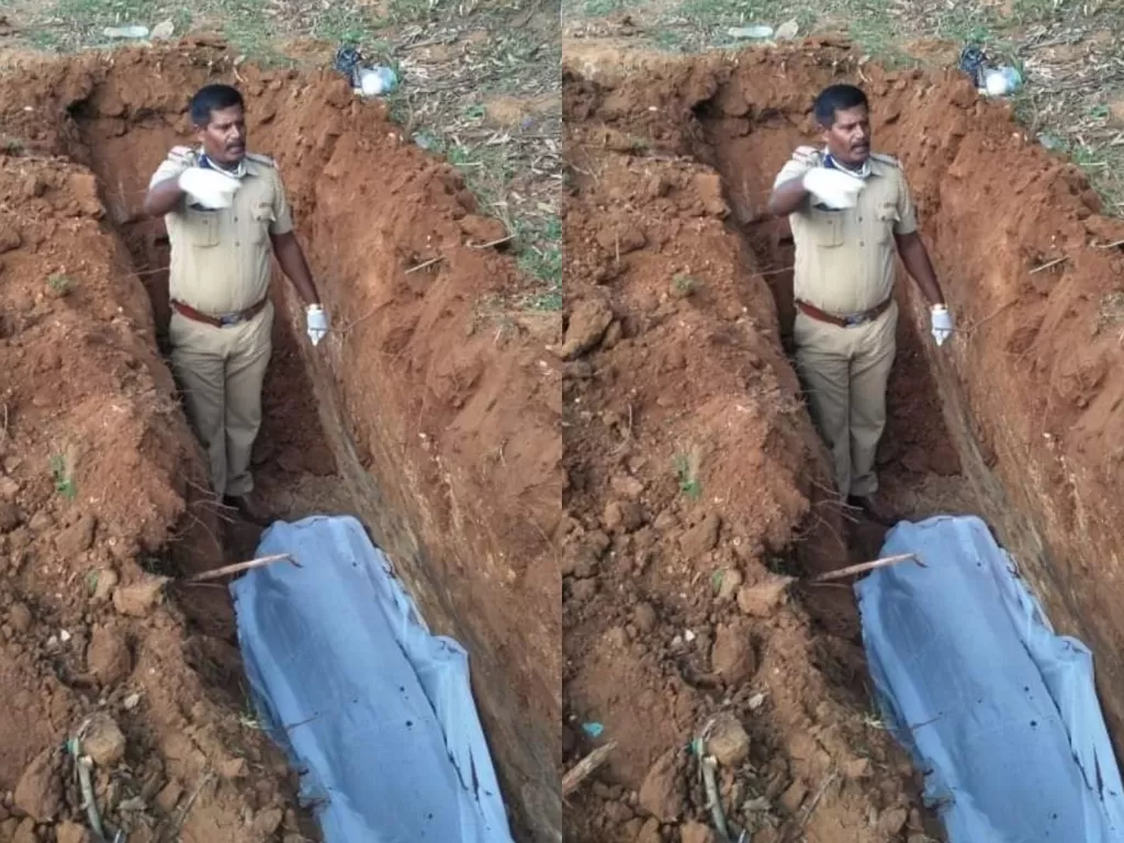 Polisi India bantu kuburkan jenazah yang terinjak gajah. (Twitter/@dp_satish)