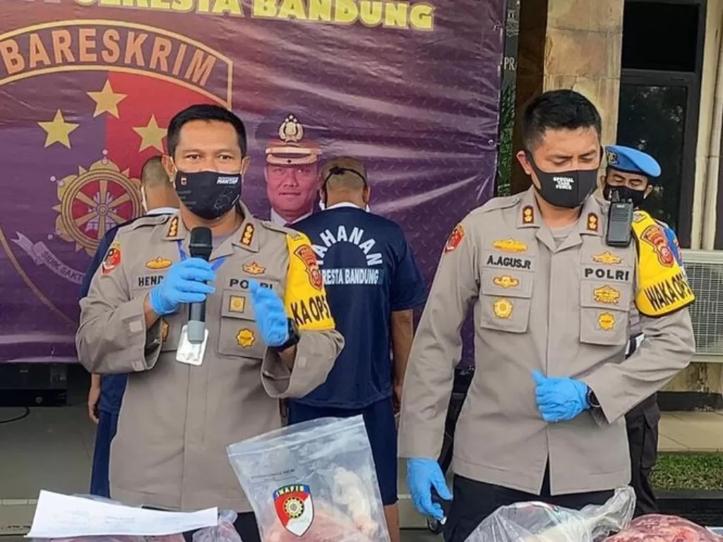 Polisi tengah memperlihatkan barang bukti berupa daging babi yang diklaim sebagai daging sapi. (Humas Polresta Bandung)
