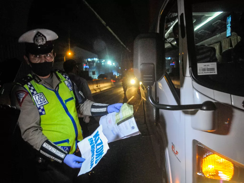 Ilustrasi polisi memeriksa kendaraan yang bawa pemudik saat Operasi Ketupat. (ANTARA FOTO/ Fakhri Hermansyah).