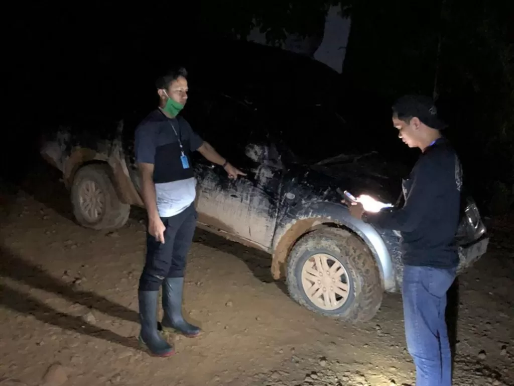 Mobil polisi dirusak saat razia tambang ilegal di Jambi (Dok. Humas Polda Jambi)