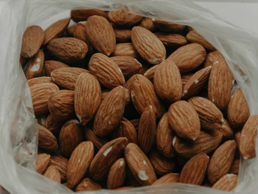 Kacang almond (Pexels/Irina Iriser)