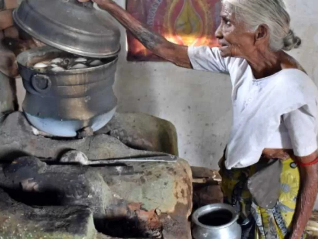 Seorang nenek di India membantuh orang-orang yang membutuhkan. (photo/Twitter/@TheVikasKhanna)
