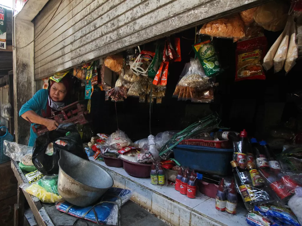 Pedagang mengemasi barang dagangannya di Pasar Simo, Surabaya, Jawa Timur, Kamis (7/5/2020). (ANTARA FOTO/Didik Suhartono)