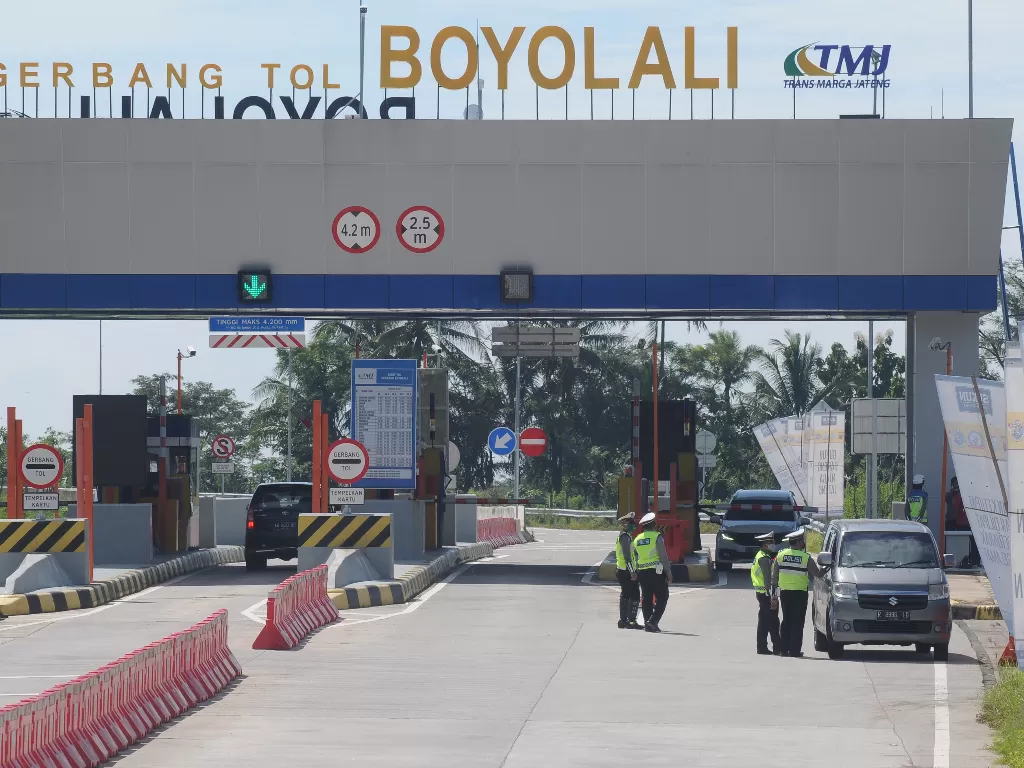 Ilustrasi: sejumlah anggota Satlantas Polres Boyolali melakukan pengecekan kepada pengemudi mobil dengan plat nomor luar daerah di Gerbang Tol Boyolali, Jawa Tengah, Selasa (12/5/2020). (ANTARA/Aloysius Jarot Nugroho)