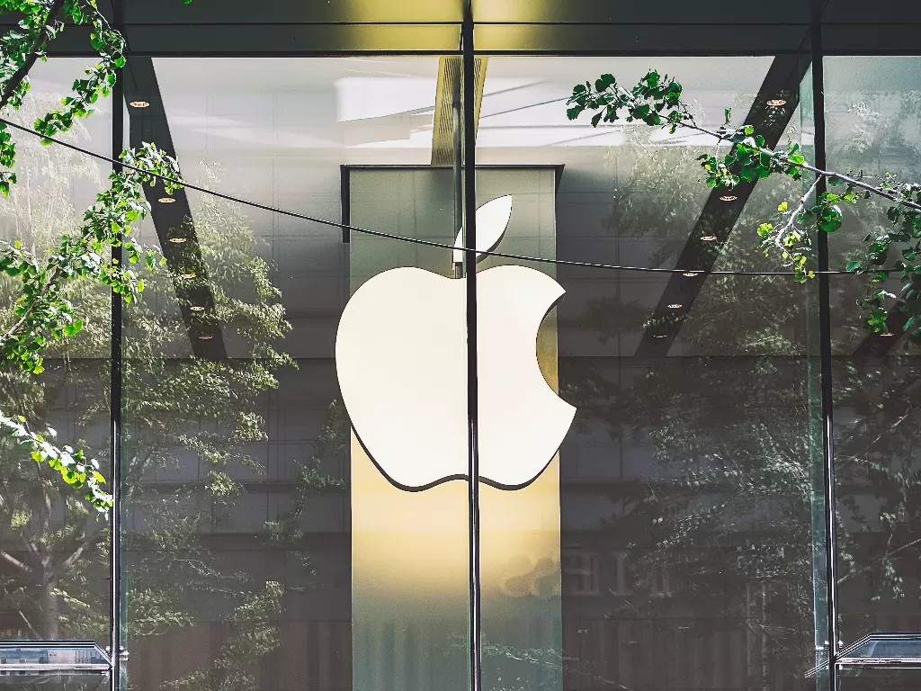 Logo Apple di Apple Store Beijing, Tiongkok (photo/Unsplash/Zhang Kaiyv)