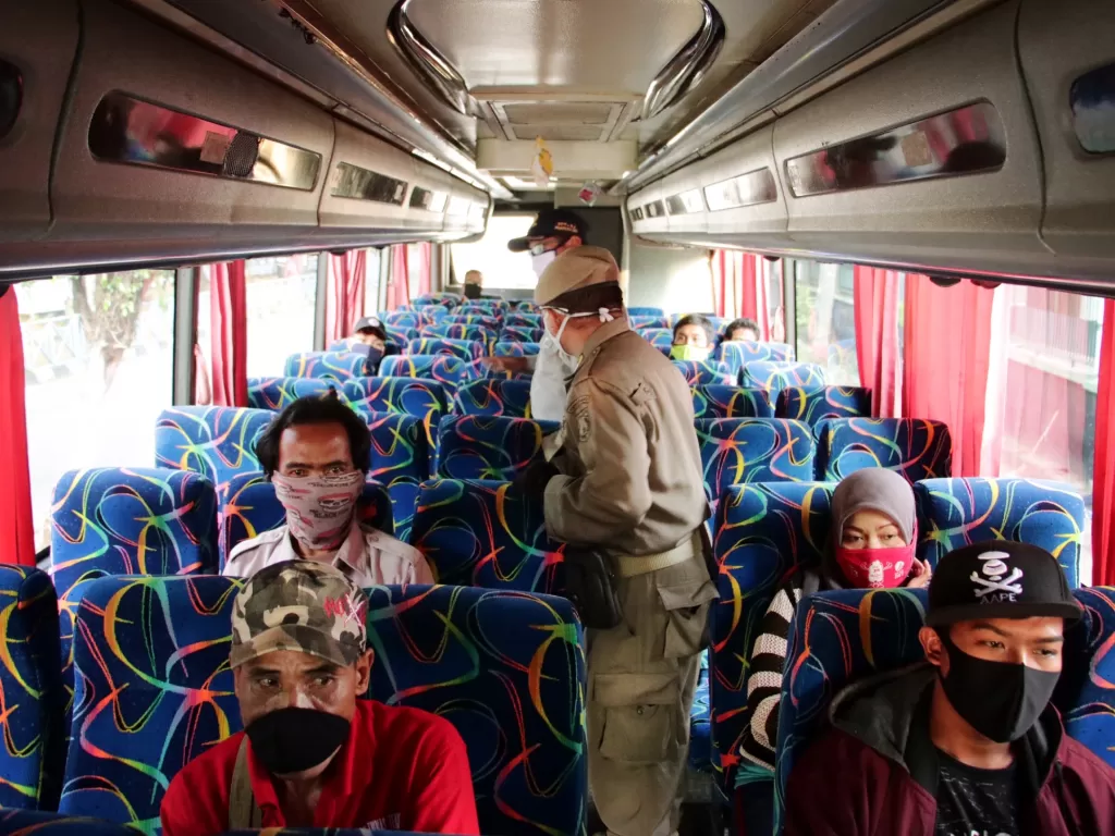 Ilustrasi pemudik di dalam bus (ANTARA)