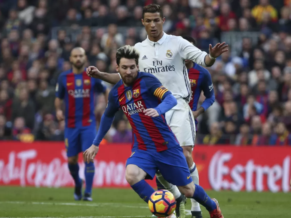 Lionel Messi dan Cristiano Ronaldo dalam laga El Clasico. (REUTERS)