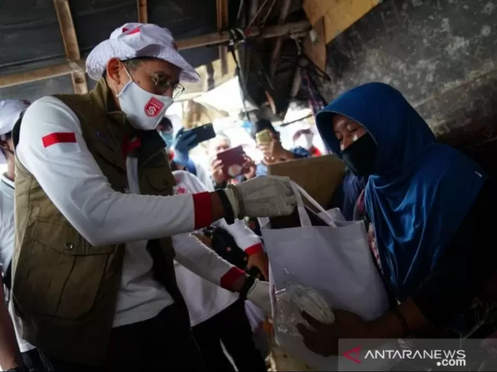 Sandiaga Uno saat memberikan bantuan kepada keluarga pemulung di Bantar Gebang, Bekasi, Jawa Barat. (ANTARA/ HO)