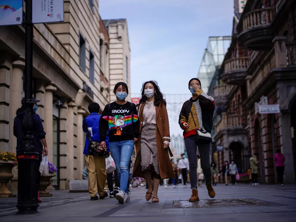 Orang-orang di mengenakan masker di Wuhan. (REUTERS/Aly Song)