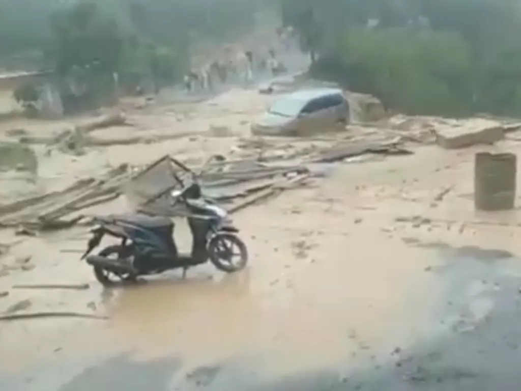 Viral Banjir Bandang Seret Mobil. (Foto: Capture Twitter @wiratmadinata98)