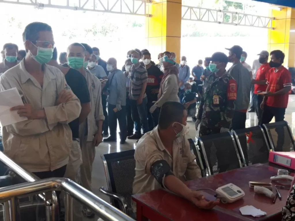 Sebanyak 155 TKA asal China dipulangkan melalui Bandara Babullah Ternate. (ANTARA/Abdul Fatah)