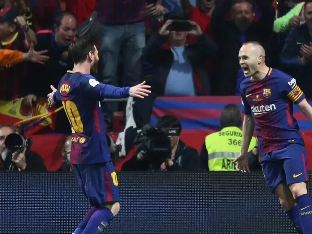 Lionel Messi dan Andres Iniesta melakukan selebrasi gol. (REUTERS/Susana Vera)