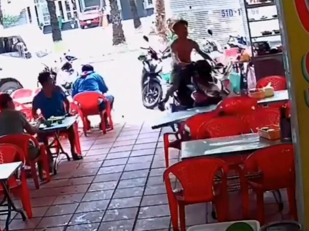 Pemuda naik motor matik nyelonong ke warung makanan (Instagram/@media.virals)