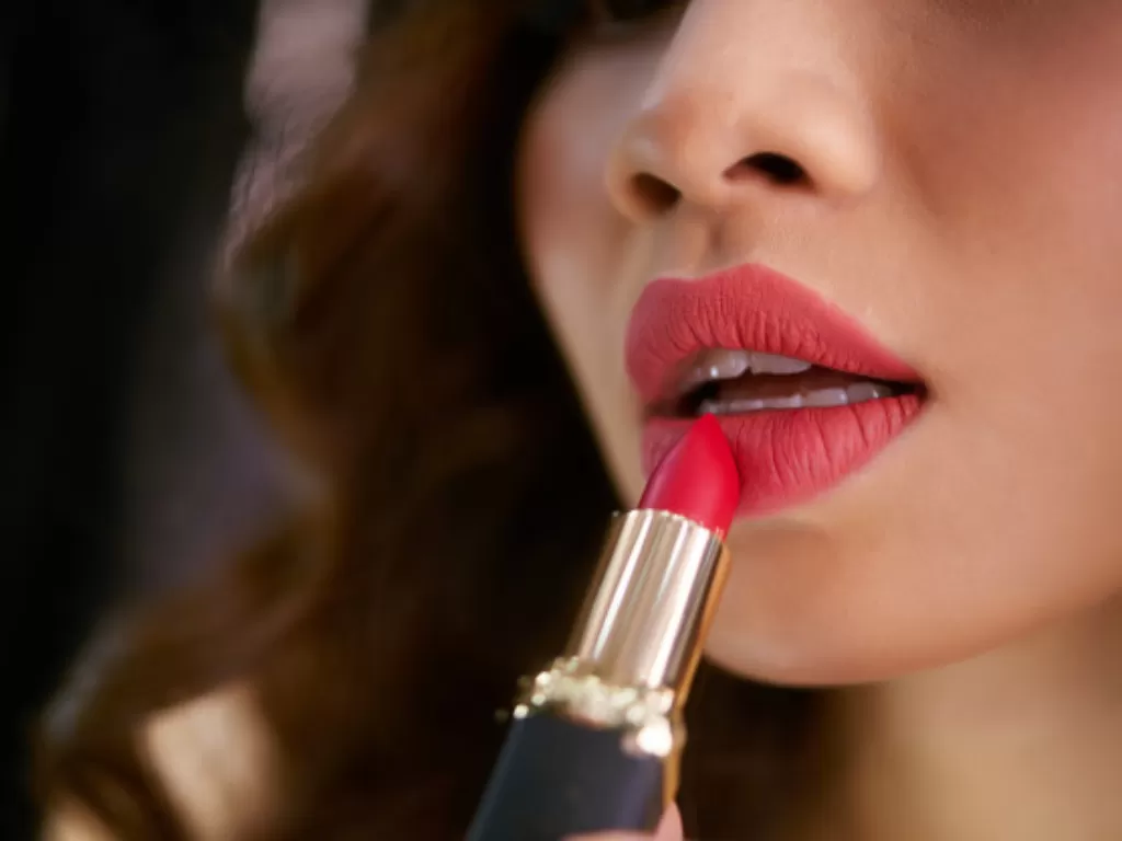 Ilustrasi bibir kering saat memakai lipstik. (Freepik)
