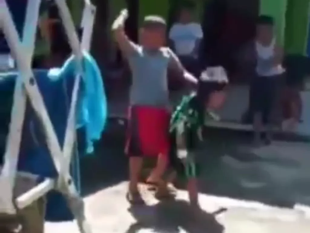 Cuplikan video seorang anak memukuli temannya yang lebih kecil. (Istimewa)