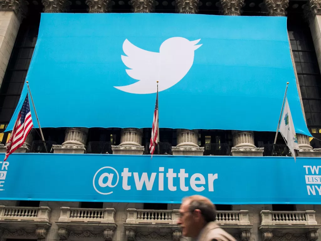 Logo Twitter di depan New York Stock Exchange (photo/REUTERS/Lucas Jackson)
