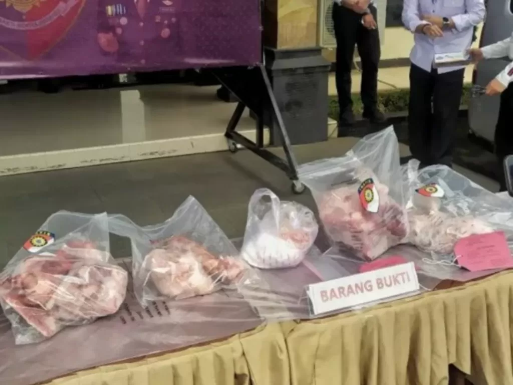 Polisi menampilkan barang bukti daging babi yang diolah menyerupai daging sapi. (ANTARA/Bagus Ahmad Rizaldi)