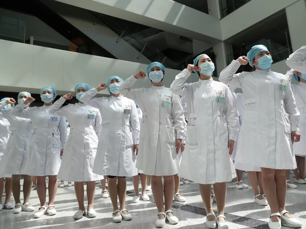  Perawat memakai masker pelindung berpartisipasi dalam sebuah acara untuk memperingati Hari Perawat Internasional, di Rumah Sakit Wuhan Tongji, provinsi Hubei, Tiongkok, Selasa (12/5/2020). (China Daily via REUTERS)