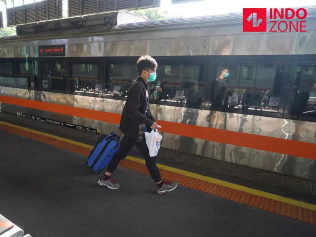 Penumpang dengan mengenakan masker bersiap menaiki gerbong kereta api luar biasa relasi Gambir-Surabaya Pasar Turi lintas utara di Stasiun Gambir, Jakarta, Selasa (12/5/2020). (INDOZONE/Arya Manggala)