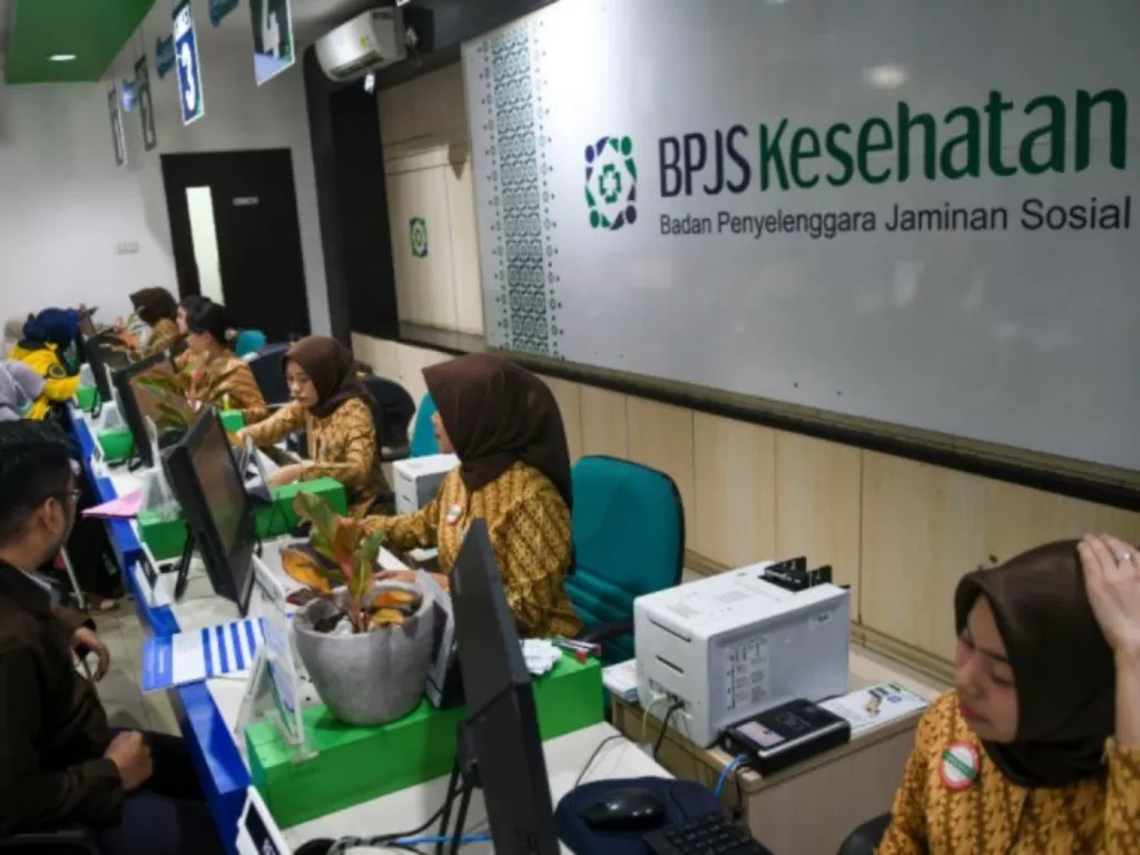Pegawai melayani warga di kantor Badan Penyelenggara Jaminan Sosial (BPJS) Kesehatan Jakarta Pusat, di kawasan Matraman, Jakarta. (Antara/Galih Pradipta)