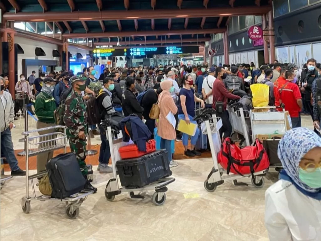 Terminal 2 Bandara Soetta padat oleh penumpang (Instagram/@jktinfo)