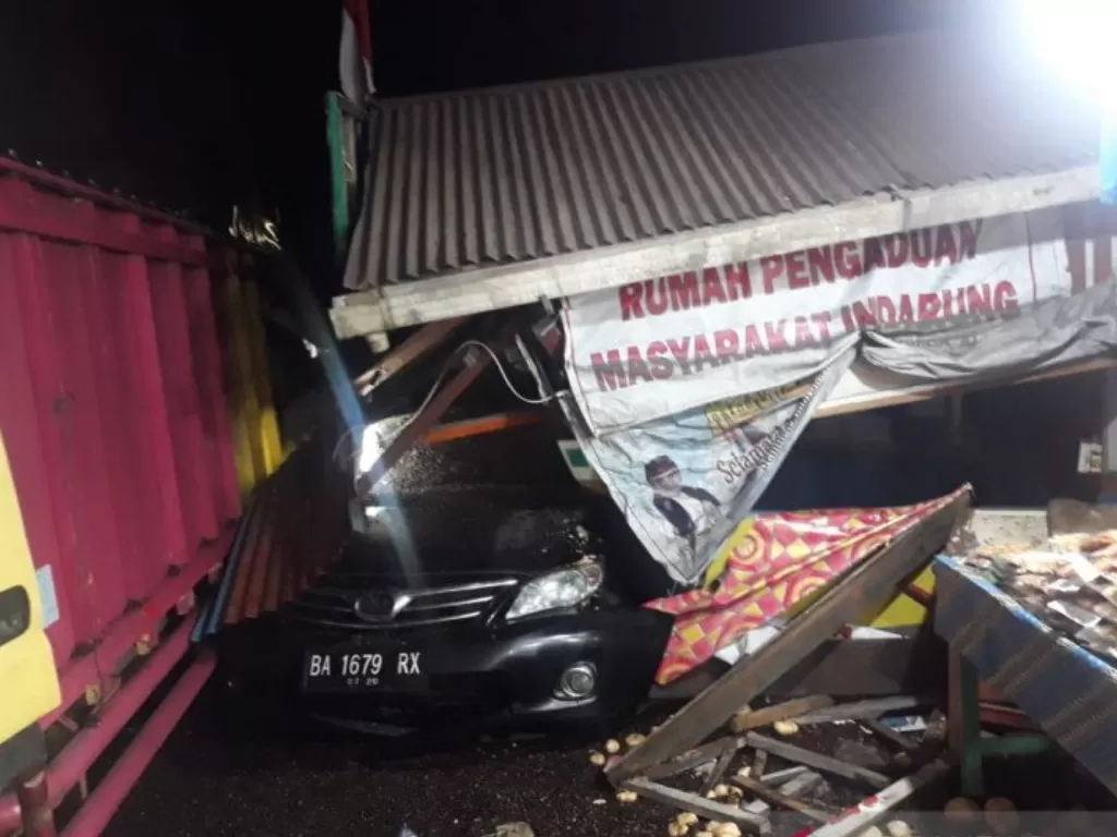 Kecelakaan yang terjadi di Jalan Raya Padang-Solok, tepatnya di Simpang Indarung, Lubuk Kilangan, Padang, Sumbar pada Rabu (13/5) sekitar pukul 02.00 WIB. (Photo/ANTARA/Istimewa)