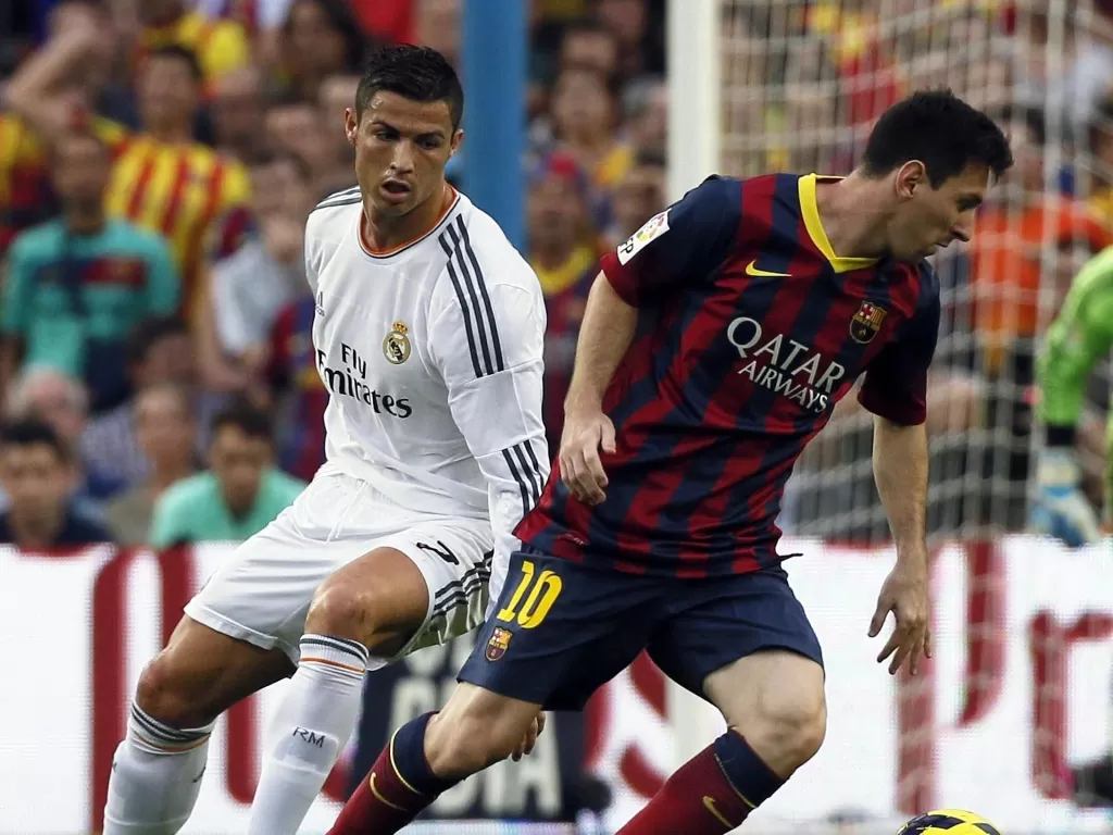Cristiano Ronaldo dan Lionel Messi dalam laga El Clasico. (REUTERS/Gustau Nacarino)