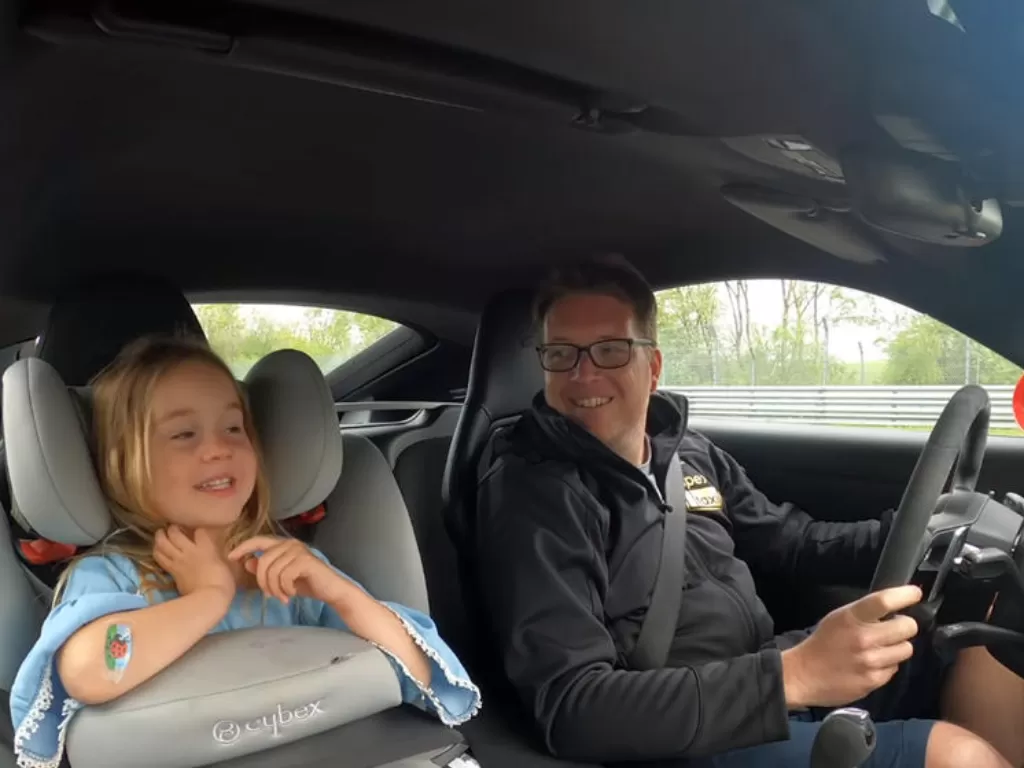 Tampilan bocah perempuan 4 tahun yang melintasi sirkuit Nurburgring sebanyak 250 kali bersama ayahnya. (carbuzz.com)