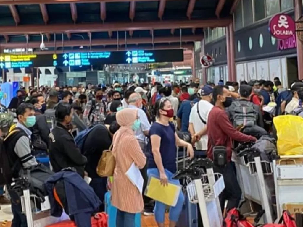 Suasana antrian panjang di Terminal 2 Bandara Soetta, Kamis (14/5/2020) subuh tadi. (Instagram/@jktinfo)