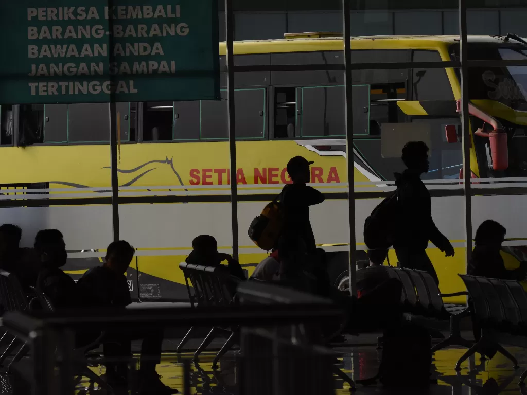 Calon penumpang bersiap menaiki bus Antar Kota Antar Provinsi di Terminal Pulo Gebang, Jakarta. (ANTARA/Indrianto Eko Suwarso)